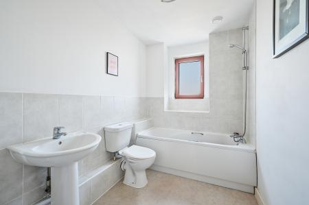 2 bedroom Flat for sale in Pelman Way, Epsom, KT19