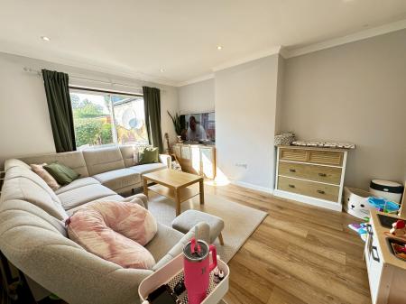 2 bedroom Bungalow to let in West Street, Epsom, KT18