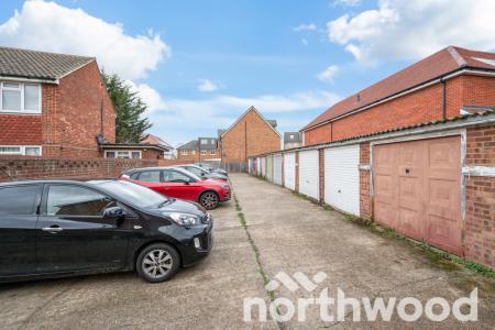 2 bedroom Maisonette for sale in Larkspur Way, Ewell, Epsom, KT19