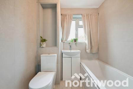 2 bedroom Maisonette for sale in Larkspur Way, Ewell, Epsom, KT19