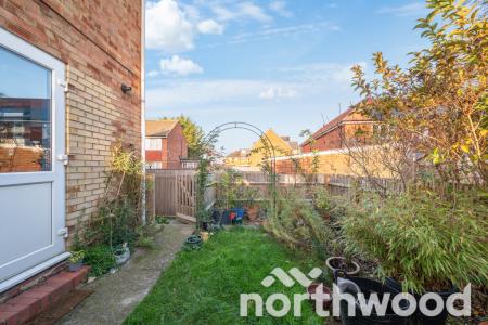 2 bedroom Maisonette for sale in Larkspur Way, Ewell, Epsom, KT19