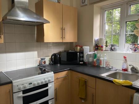 2 bedroom Flat to let in Christ Church Mount, Epsom, KT19