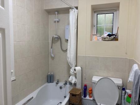 2 bedroom Flat to let in Christ Church Mount, Epsom, KT19