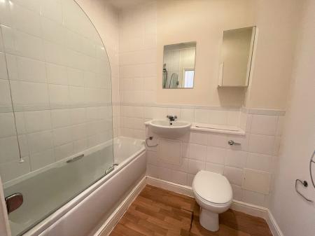 2 bedroom Flat to let in Station Approach, Epsom, KT19