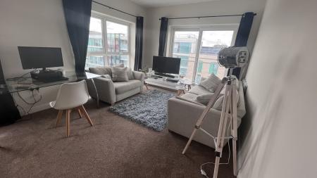 2 bedroom Flat to let in Station Approach, Epsom, KT19