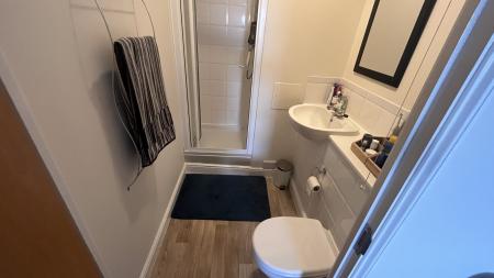 2 bedroom Flat to let in Station Approach, Epsom, KT19