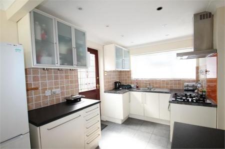 3 bedroom Semi-detached house to let in Dunmore, Guildford, GU2