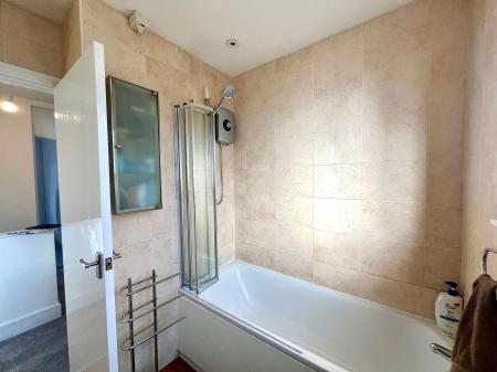 2 bedroom Maisonette to let in Stoneleigh Park Road, Worcester Park, London, KT19