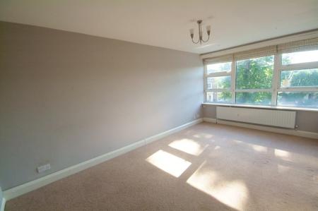 3 bedroom Flat to let in Keeling House, Teddington, London, TW11