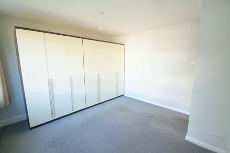 3 bedroom Flat to let in Sutherland Grove, Teddington, London, TW11