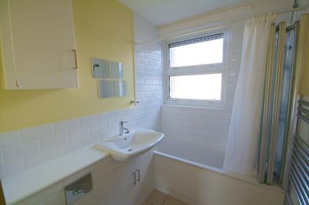 3 bedroom Flat to let in Sutherland Grove, Teddington, London, TW11