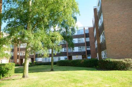 3 bedroom Flat to let in Keeling House, Teddington, London, TW11