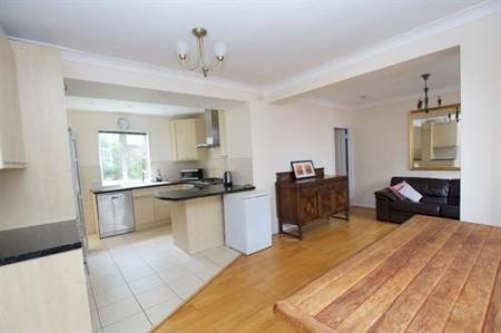 5 bedroom Semi-detached house to let in Myrtle Road, Teddington, London, TW12