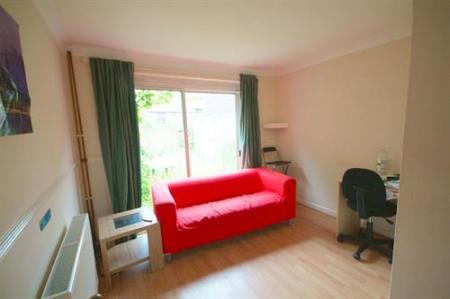 4 bedroom Semi-detached house to let in Smith Street, Surbiton, London, KT5