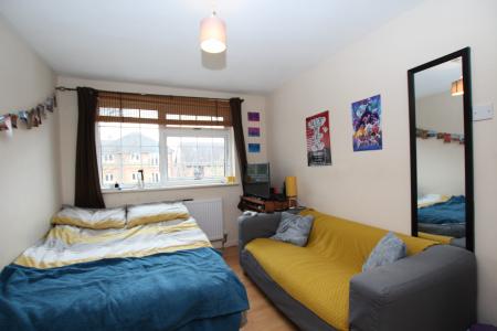 4 bedroom Semi-detached house to let in Smith Street, Surbiton, London, KT5