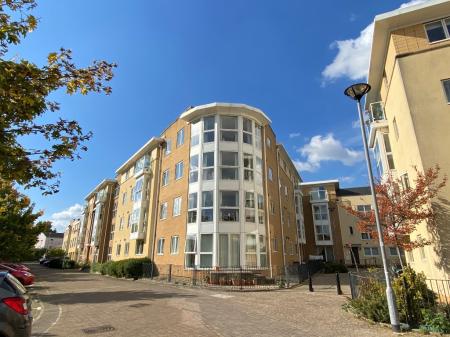 2 bedroom Flat to let in Richmond Court, Exeter, EX4