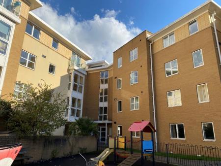 2 bedroom Flat to let in Richmond Court, Exeter, EX4