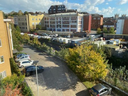 2 bedroom Flat to let in Richmond Court, Exeter, EX4