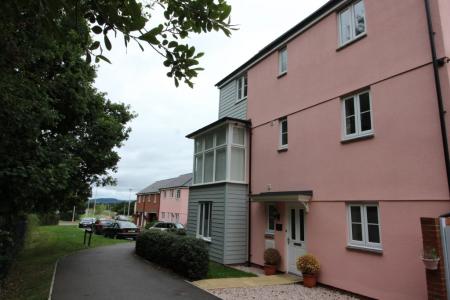 4 bedroom Semi-detached house to let in Meadow Lane, Cranbrook, EX5