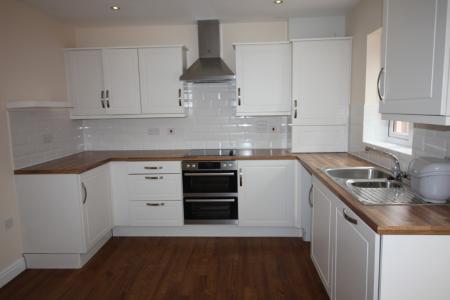 4 bedroom Semi-detached house to let in Meadow Lane, Cranbrook, EX5