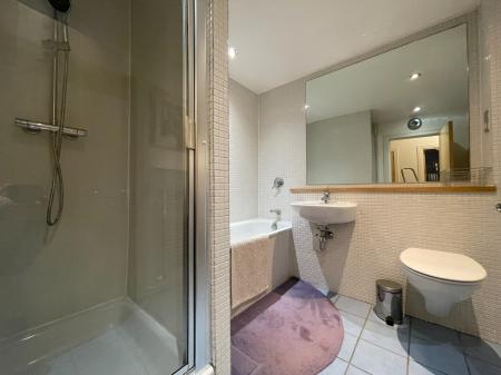 3 bedroom Flat to let in Morrison Street, Tradeston