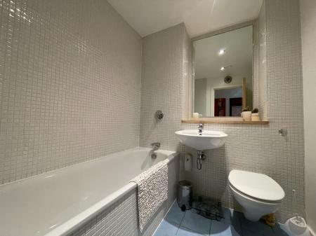 3 bedroom Flat to let in Morrison Street, Tradeston