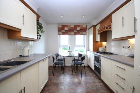 3 bedroom Flat to let in Ashwood Gardens, Jordanhill