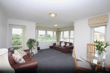 3 bedroom Flat to let in Ashwood Gardens, Jordanhill