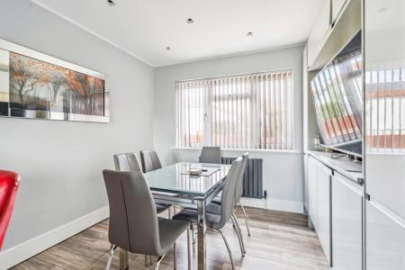3 bedroom Flat for sale in Kenton Lane, Harrow Weald, Harrow, HA3