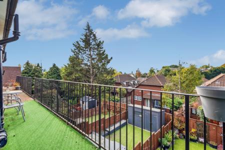 3 bedroom Flat for sale in Kenton Lane, Harrow Weald, Harrow, HA3