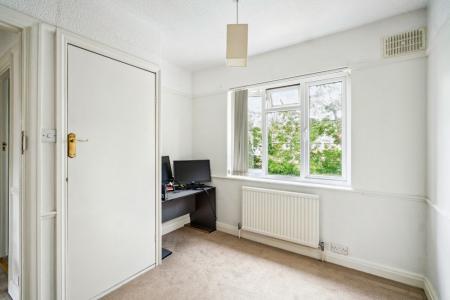 2 bedroom Maisonette to let in Meadow Road, Pinner, HA5