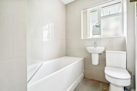 2 bedroom Maisonette to let in Meadow Road, Pinner, HA5