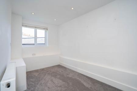 3 bedroom Apartment to let in Regency Drive, Ruislip, HA4