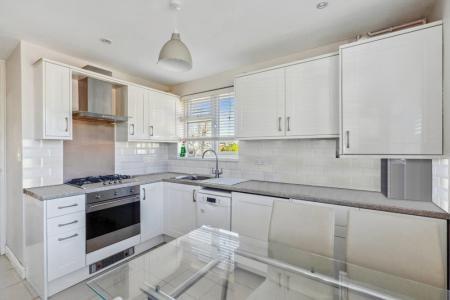 2 bedroom Flat to let in Twickenham Gardens, Harrow Weald, Harrow, HA3