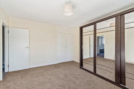 2 bedroom Flat to let in Twickenham Gardens, Harrow Weald, Harrow, HA3