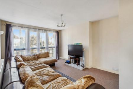 2 bedroom Flat to let in Twickenham Gardens, Harrow Weald, Harrow, HA3