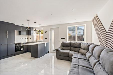 1 bedroom House share to let in Weald Rise, Harrow Weald, Harrow, HA3