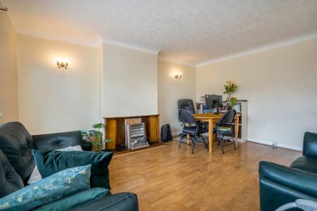 2 bedroom Flat to let in Stonegrove, Edgware, HA8