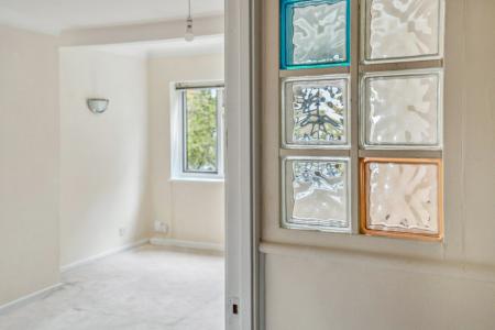 2 bedroom Flat to let in Merrion Avenue, Stanmore, HA7