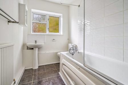 2 bedroom Flat to let in Merrion Avenue, Stanmore, HA7