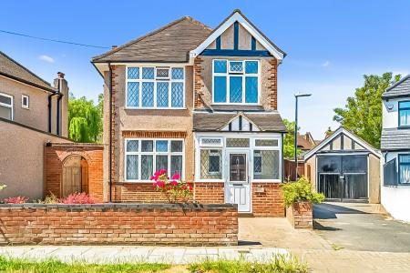 3 bedroom Detached house to let in Park Crescent, Harrow Weald, Harrow, HA3