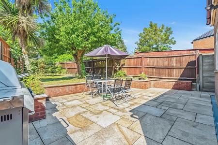 3 bedroom Detached house to let in Park Crescent, Harrow Weald, Harrow, HA3