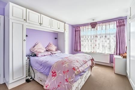 3 bedroom Detached house to let in Park Crescent, Harrow Weald, Harrow, HA3