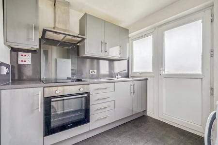 1 bedroom Studio flat to let in Croxden Close, Queensbury, HA8