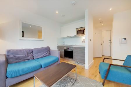 1 bedroom Studio flat to let in 76 Station Road, Hayes, UB3