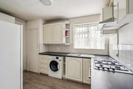 2 bedroom Flat to let in Milman Close, Pinner, HA5