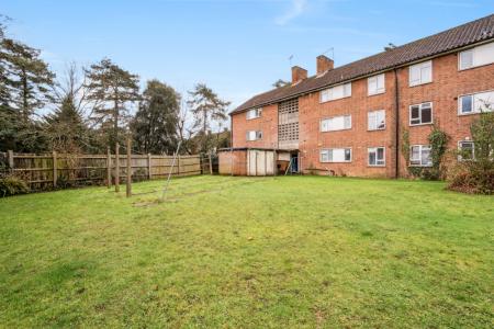 2 bedroom Flat to let in Milman Close, Pinner, HA5