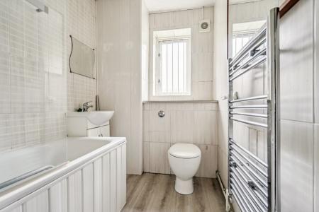 2 bedroom Flat to let in Milman Close, Pinner, HA5