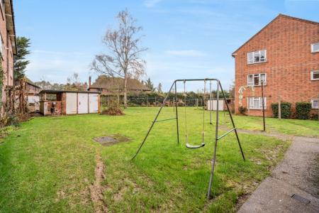 2 bedroom Flat to let in Milman Close, Pinner, HA5