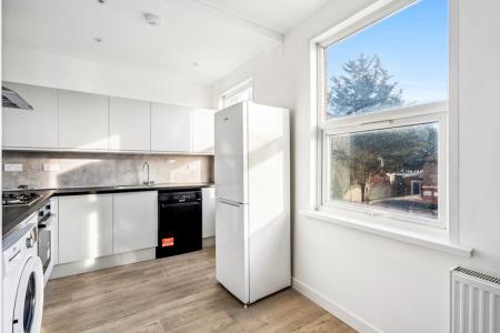 1 bedroom Studio flat to let in Deansbrook Road, Edgware, HA8